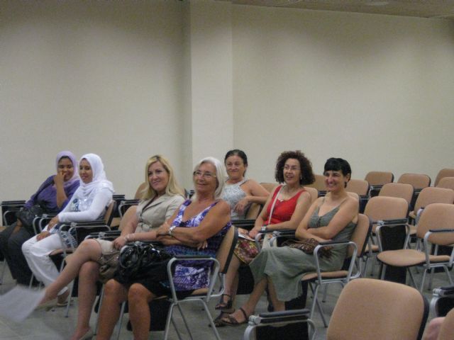 Primera reunin de las asociaciones de mujeres con la responsable del rea, Foto 2