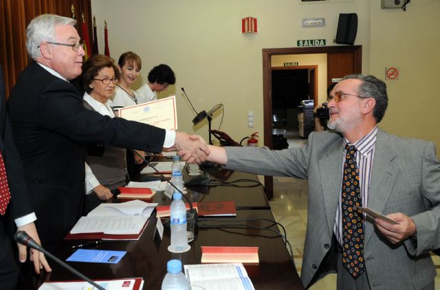 El escritor leonés José Luna Borge, gana el Premio de Poesía Dionisia García-Universidad de Murcia 2011 - 1, Foto 1