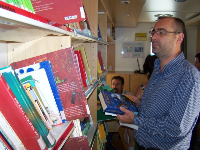 La campaña 'Un verano de libro' fomenta la lectura en la playa de 'Calabardina' - 1, Foto 1