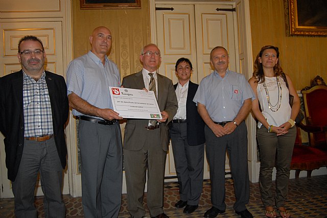 Los trabajadores de la Empresa Municipal de Transporte de Tarragona entregan un talón por los damnificados de Lorca - 1, Foto 1
