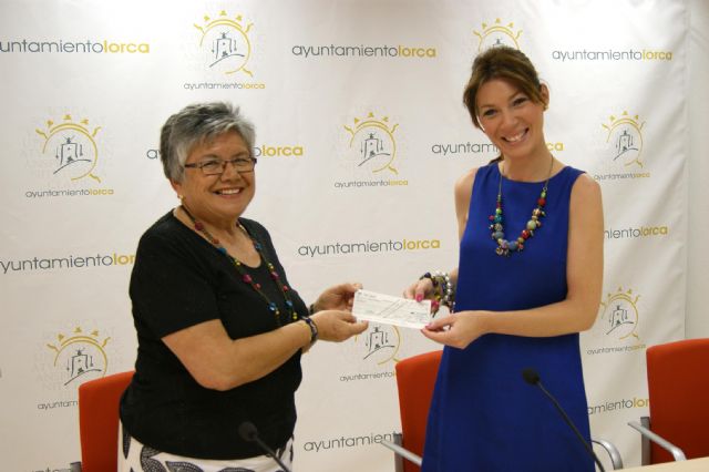 Vecinos de Alhama de Murcia entregan al ayuntamiento la recaudacin de un acto benfico, Foto 1