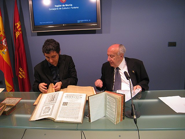 Cruz destaca el valor del fondo bibliográfico de Pérez Crespo y su interés para el patrimonio documental de la Región - 1, Foto 1