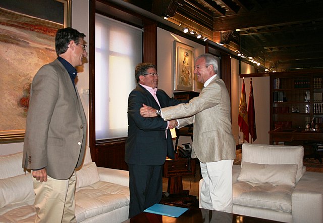 El presidente de la Comunidad recibe al alcalde de Los Alcázares - 1, Foto 1