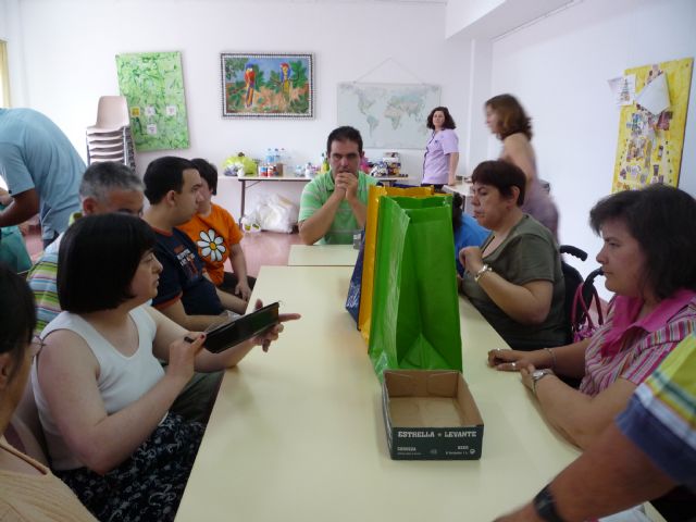 Los usuarios del Centro Ocupacional José Moyá llevan a cabo un taller medioambiental - 1, Foto 1