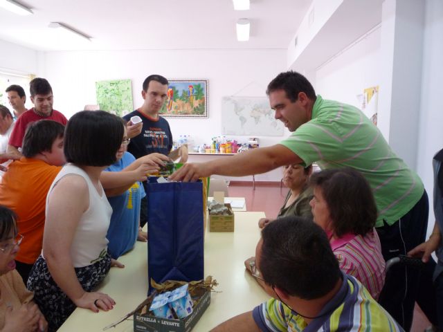 Los usuarios del Centro Ocupacional José Moyá llevan a cabo un taller medioambiental, Foto 2