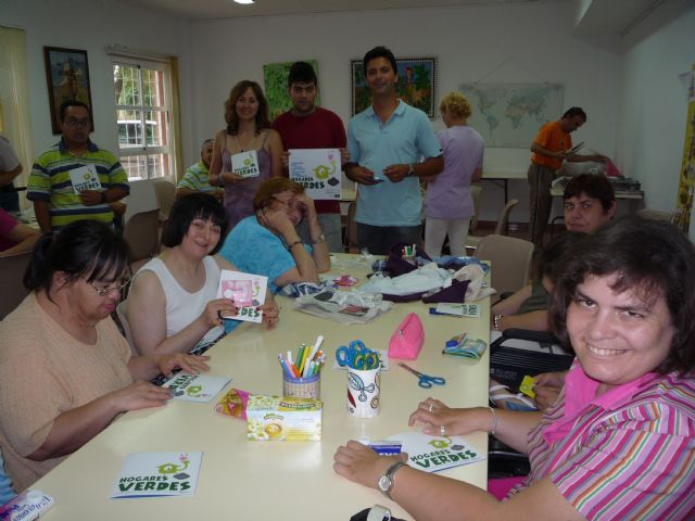 Los usuarios del Centro Ocupacional José Moyá llevan a cabo un taller medioambiental, Foto 3