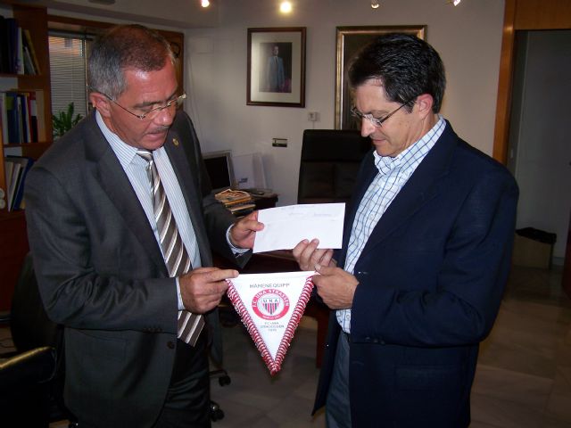 El alcalde de Águilas entrega a su homónimo lorquino la recaudación de un partido de fútbol entre veteranos de Águilas y Luxemburgo - 1, Foto 1