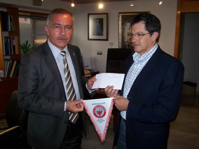 El alcalde de Águilas entrega a su homónimo lorquino la recaudación de un partido de fútbol entre veteranos de Águilas y Luxemburgo - 2, Foto 2