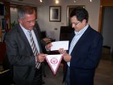 El alcalde de Águilas entrega a su homónimo lorquino la recaudación de un partido de fútbol entre veteranos de Águilas y Luxemburgo