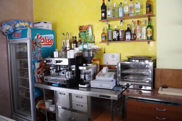 Abre sus puertas Cafetera - Heladera La General - 5