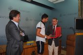 Gonzlez Tovar entrega una placa de reconocimiento de sus mritos deportivos a Alberto Bota