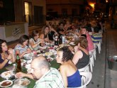 Un centenar de vecinos y residentes de la calle Juan de la Cierva celebran sus tradicionales fiestas de San Juan