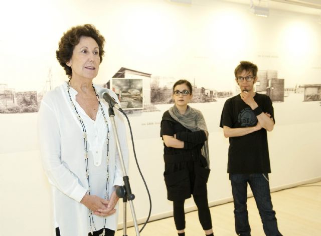 Recorrido poético por los suburbios desde el objetivo de Botto y Bruno - 1, Foto 1