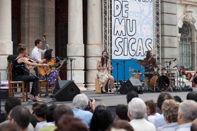 La plaza del Ayuntamiento se llena del flamenco dulce de Las Migas - 1, Foto 1