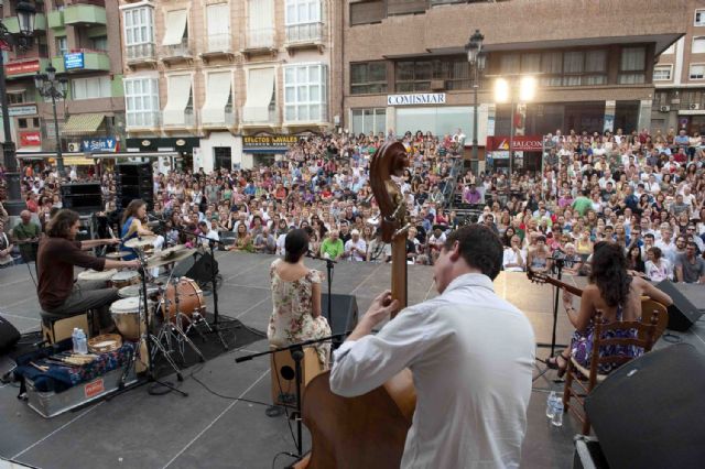 La plaza del Ayuntamiento se llena del flamenco dulce de Las Migas - 3, Foto 3