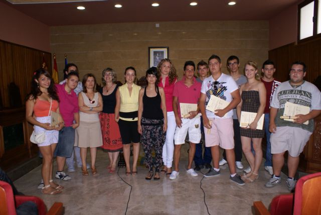 Entregados los diplomas del PCPI en auxiliar de restauración - 1, Foto 1