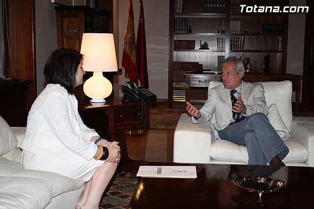 Primer encuentro institucional de la alcaldesa de Totana con el presidente de la Comunidad Autnoma - 12