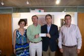 El Primer Teniente de Alcalde recibe una ayuda solidaria de manos del alcalde de Alguazas