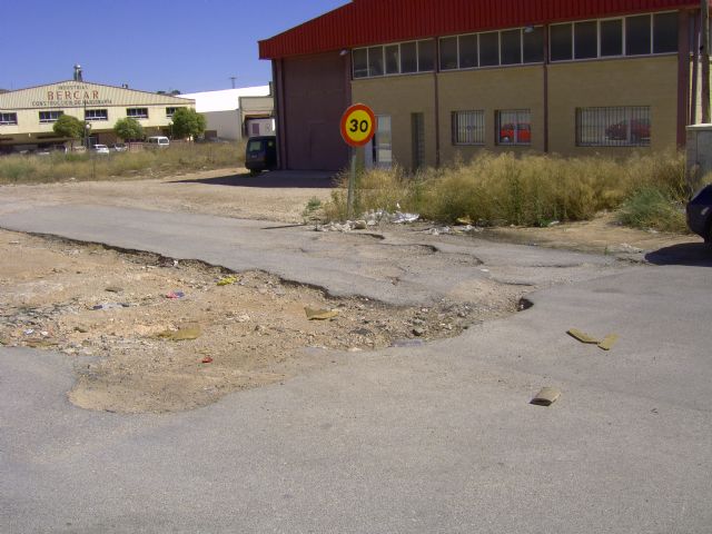 El Grupo Socialista solicita la reparación urgente del socavón del Polígono de Las Tejeras - 1, Foto 1