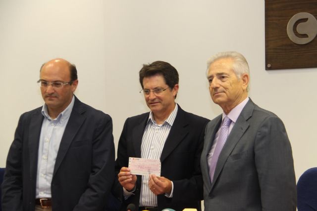 El Alcalde recibe una ayuda solidaria por parte del presidente de la FREMM para colaborar en la reconstrucción del municipio - 1, Foto 1