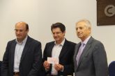 El Alcalde recibe una ayuda solidaria por parte del presidente de la FREMM para colaborar en la reconstruccin del municipio