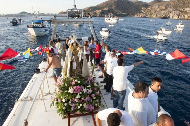 Fieles y pescadores acompañaron a la Virgen del Carmen en su procesión marinera - 2, Foto 2