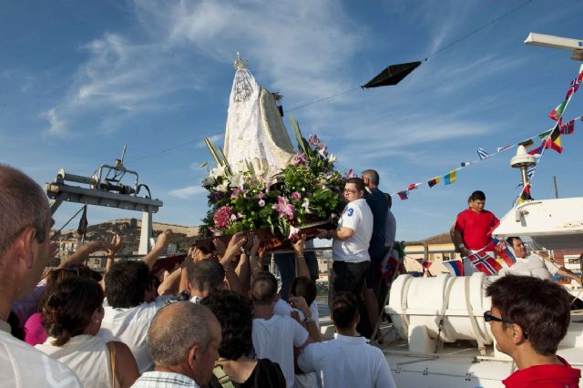 Fieles y pescadores acompañaron a la Virgen del Carmen en su procesión marinera - 3, Foto 3