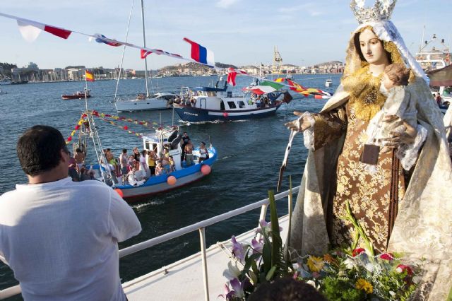 Fieles y pescadores acompañaron a la Virgen del Carmen en su procesión marinera - 5, Foto 5