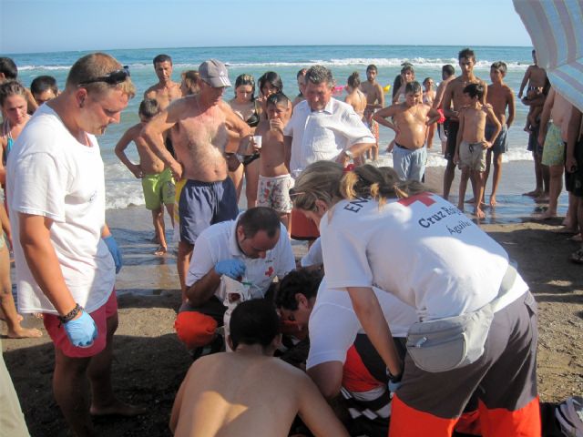 Socorristas Acuáticos de Cruz Roja adscritos al Plan COPLA 2011 del Ayuntamiento de Águilas rescatan a quince bañistas durante la jornada del domingo - 1, Foto 1