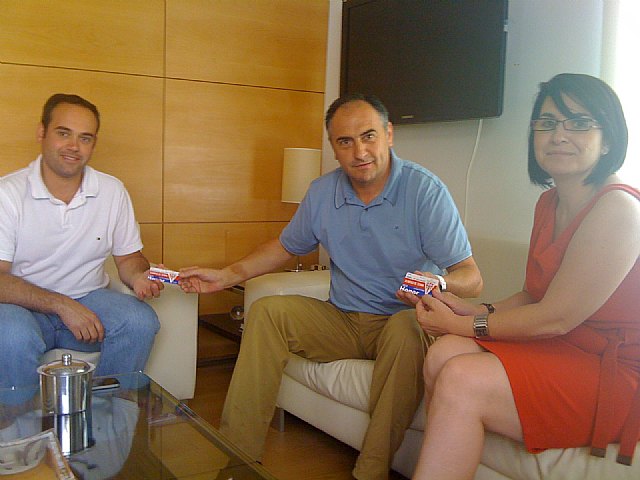 El Olímpico de Totana hace entrega de los abonos de socios de honor a la alcaldesa y al concejal de Deportes - 1, Foto 1