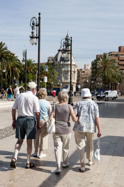 Más de 800 turistas británicos llegan al puerto a bordo del Boudicca - 3, Foto 3