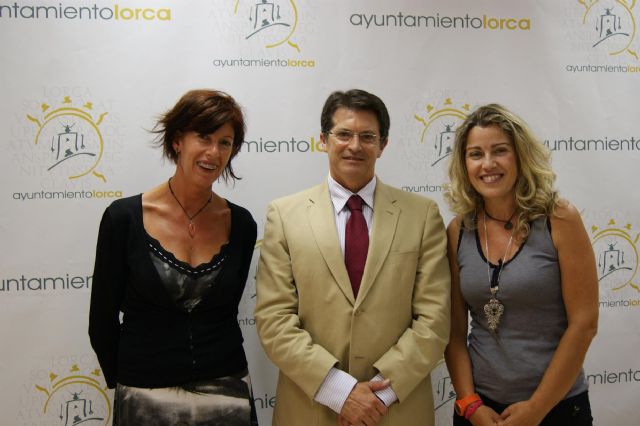 El Ayuntamiento de Lorca recibe una colaboración solidaria por parte de la organización de la Gala Benéfica Lorca 11, la noche más larga, Foto 1