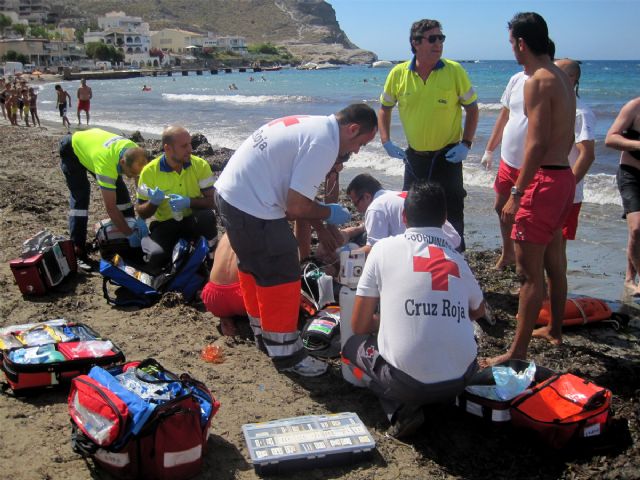 Socorristas Acuáticos de Cruz Roja adscritos al Plan Copla 2011 del Ayuntamiento de Águilas reaniman una Parada Cardio Respiratoria en la Playa de Calabardina - 1, Foto 1