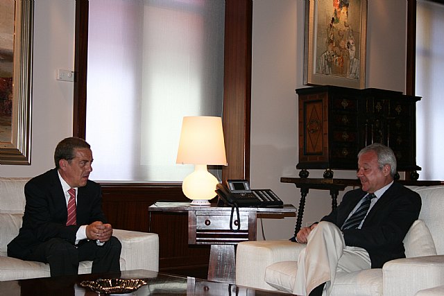 El presidente de la Comunidad, Ramón Luis Valcárcel, recibe al alcalde de Alcantarilla, Lázaro Mellado - 2, Foto 2