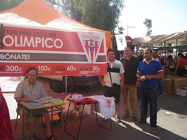 El Olímpico instala un stand informativo en el mercado semanal para la captación de nuevos abonados de cara a la próxima temporada - 1, Foto 1
