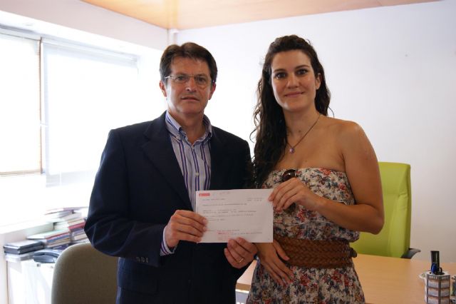 La cuadrilla de Aguaderas entrega al alcalde una ayuda solidaria recaudada durante un encuentro de pandas de verdiales - 1, Foto 1