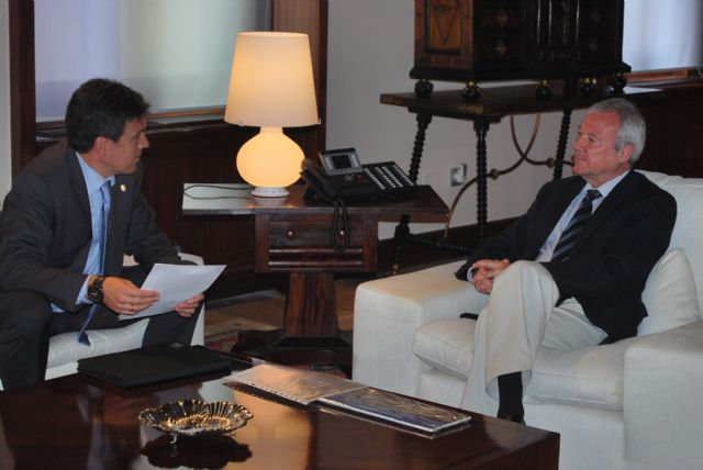 Valcrcel recibe al alcalde quien le expone la necesidad de un nuevo centro de salud, un nuevo colegio y un enlace entre la AP-7 y la RM-2 entre otras cosas, Foto 1