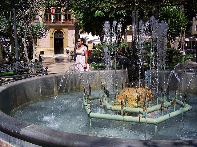 El ayuntamiento de Águilas ha realizado la desinfección de las fuentes ornamentales - 1, Foto 1