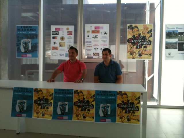 Álvaro Peña e Inma Martínez ilustran la Semana de la Juventud y el Triatlón de Blanca - 1, Foto 1