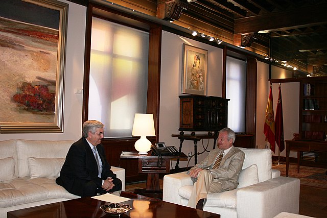 El presidente de la Comunidad, Ramón Luis Valcárcel, recibe al alcalde de Jumilla, Enrique Jiménez - 1, Foto 1