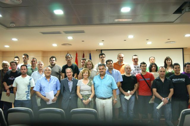 63 lorquinos recogen los diplomas correspondientes a los cursos de formación realizados por el Ayuntamiento y financiados por la Comunidad Autónoma - 1, Foto 1