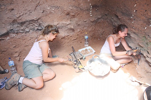 Arranca la 20ª edición de la Escuela de Campo “Sima de las Palomas” de la Prehistoria y Paleoantropología del Cuaternario de la Región de Murcia - 1, Foto 1