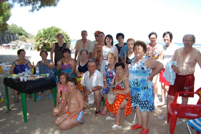 Autoridades municipales visitan a las personas mayores que participan en el programa de viajes ¡Vente a la playa!, Foto 1