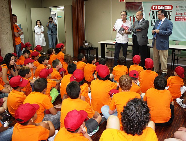 Los 50 niños participantes en las XXII Jornadas Nacionales de Formación en Hemofilia visitan el Centro Regional de Hemodonación, Foto 1
