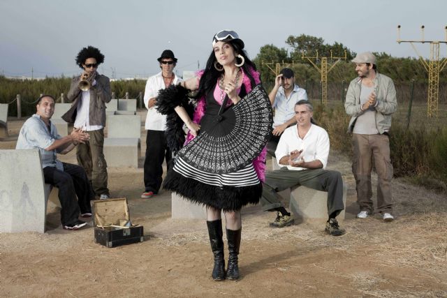 Ojos de Brujos echan el cierre a La Mar de Músicas, Especial Italia acompañados de Peret, Miguel Campello y Roldán de Orishas - 1, Foto 1