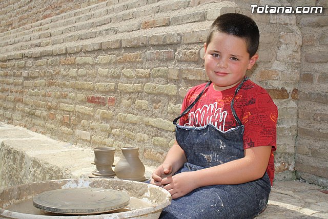 Los ms pequeños conocen de cerca el trabajo del alfarero gracias a las actividades que han integrado el programa de las 