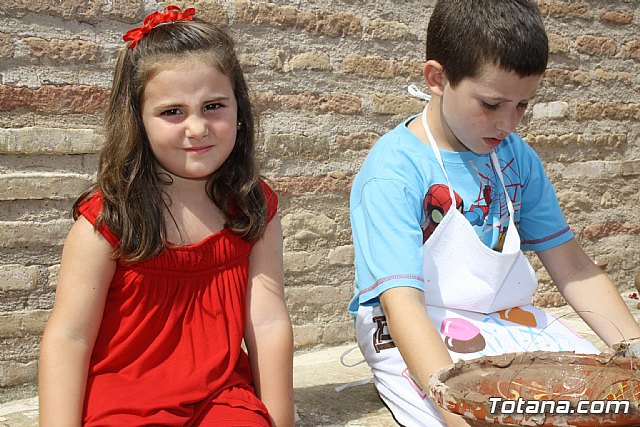 Los ms pequeños conocen de cerca el trabajo del alfarero gracias a las actividades que han integrado el programa de las 