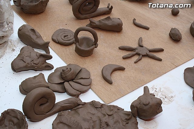 Los ms pequeños conocen de cerca el trabajo del alfarero gracias a las actividades que han integrado el programa de las 