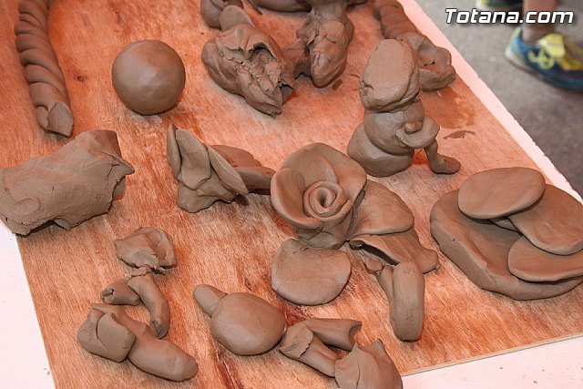 Los ms pequeños conocen de cerca el trabajo del alfarero gracias a las actividades que han integrado el programa de las 