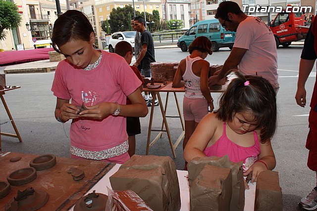 Los ms pequeños conocen de cerca el trabajo del alfarero gracias a las actividades que han integrado el programa de las 